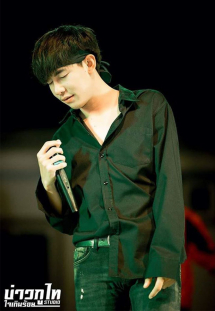 toey_apiwat-Hold mic